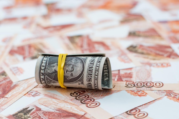 Billete de dólar estadounidense en el contexto del rublo ruso