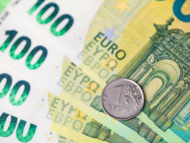 Foto billete de euro y moneda de rublo rublo ruso conflicto ucraniano ruso