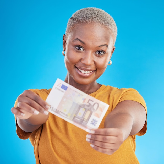 Billete de euro de mujer negra y retrato de finanzas y feliz con préstamo de premio y efectivo aislado sobre fondo azul Devolución de dinero y ganancia de lotería con libertad financiera de pago e invertir en un estudio