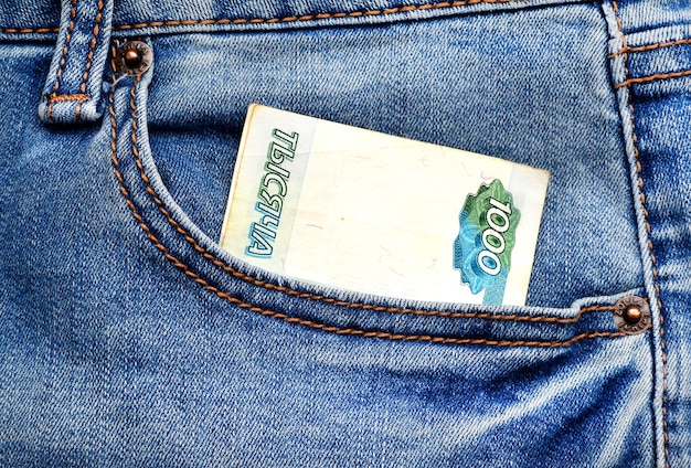 Billete de mil rublos rusos en el bolsillo delantero de los jeans