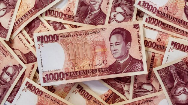 Foto billete tailandés de 1000 baht en fondo blanco para banca de negocios o concepto financiero