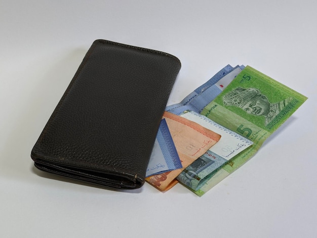 Foto una billetera con dinero en un fondo aislado