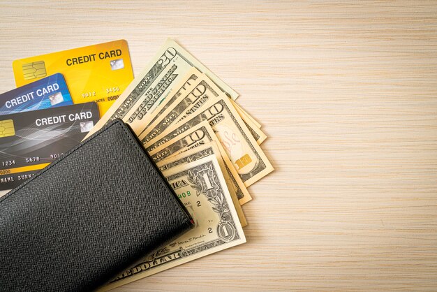 Billetera con dinero y tarjeta de crédito - Concepto de economía y finanzas