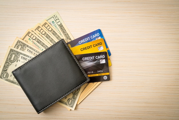 billetera con dinero y tarjeta de crédito