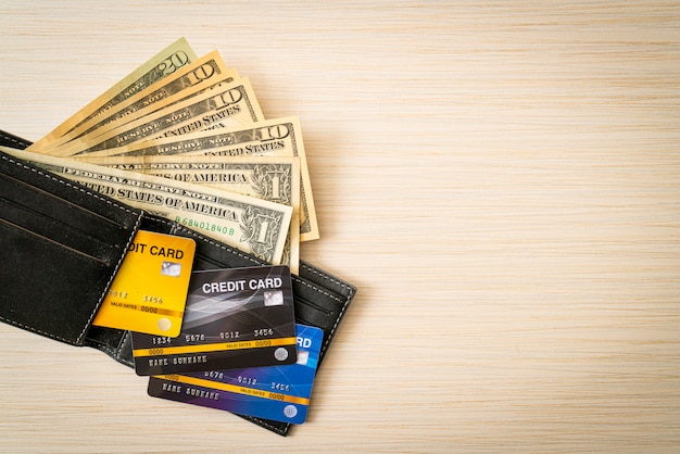 billetera con dinero y tarjeta de crédito