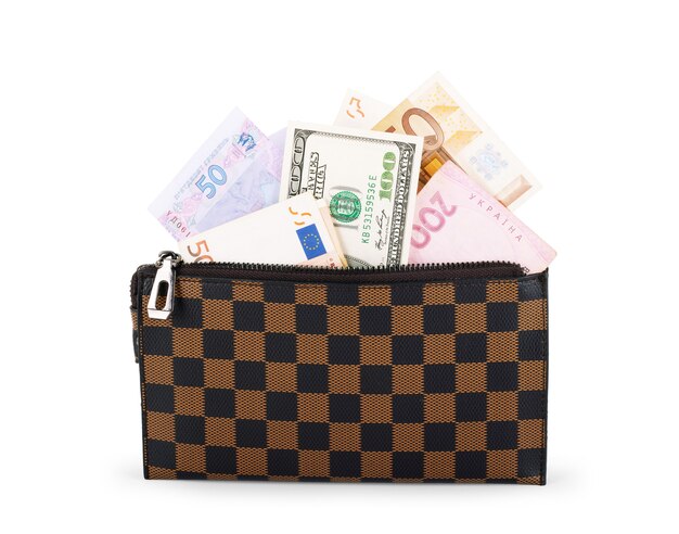 Foto billetera marrón con dinero aislado sobre fondo blanco.