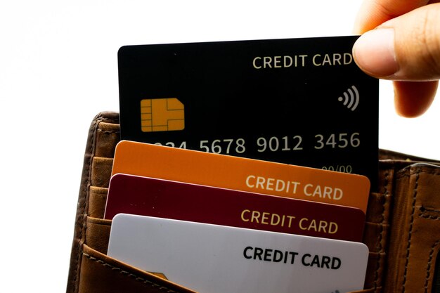 Billetera con múltiples tarjetas de crédito para proyectos financieros y marketing