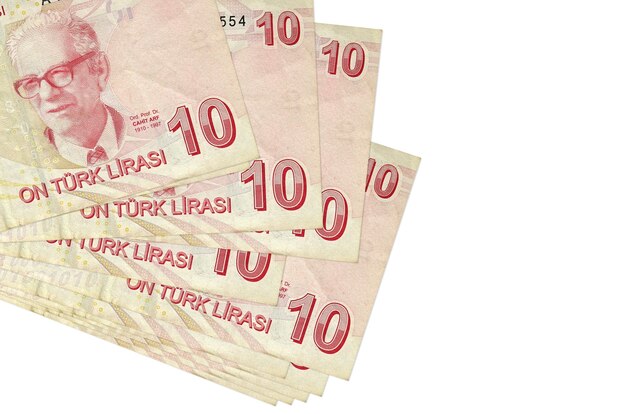 Billetes de 10 liras turcas se encuentra en un pequeño grupo o paquete aislado en blanco