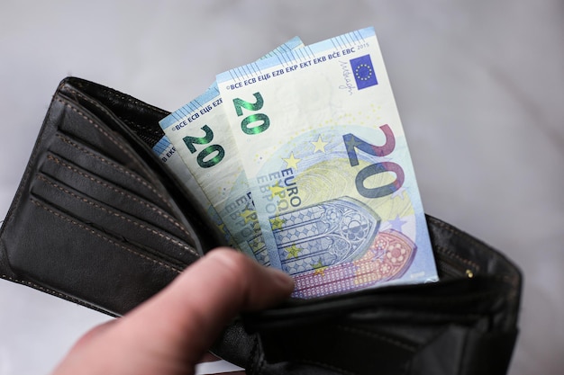 Billetes de 20 euros en una cartera abierta