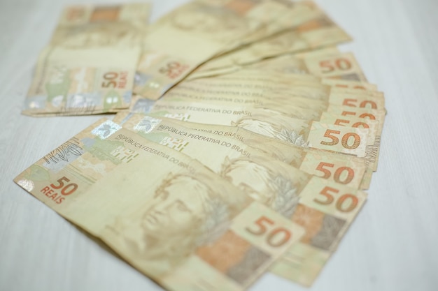 Foto billetes de 50 y 100 reales brasileños
