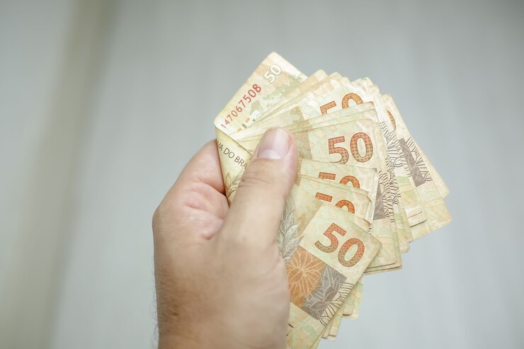 Foto billetes de 50 y 100 reales brasileños