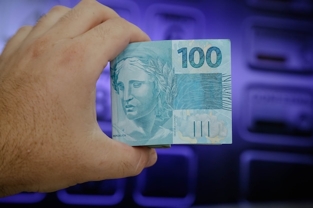 Foto billetes de 50 y 100 reales brasileños