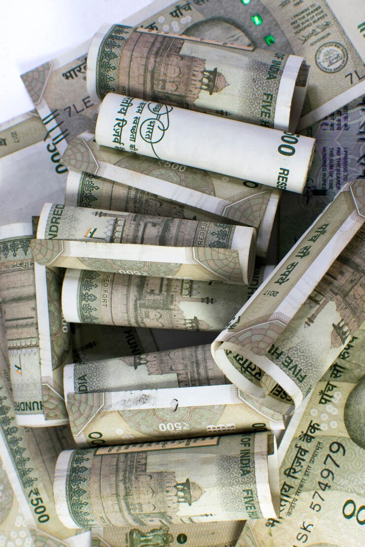 Billetes de 500 rupias enrollados en moneda india aislados