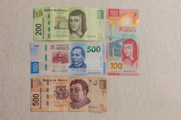 Foto billetes de 500200100 y 50 pesos mexicanos dispuestos sobre una mesa con espacio de copia