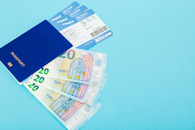 Billetes de avión, pasaporte y billetes en euros