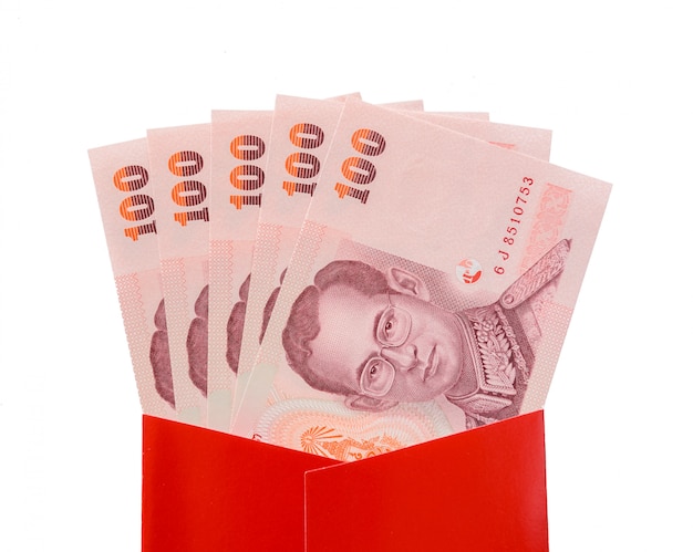 Billetes de baht tailandés en paquete rojo para regalo de año nuevo chino sobre fondo blanco.