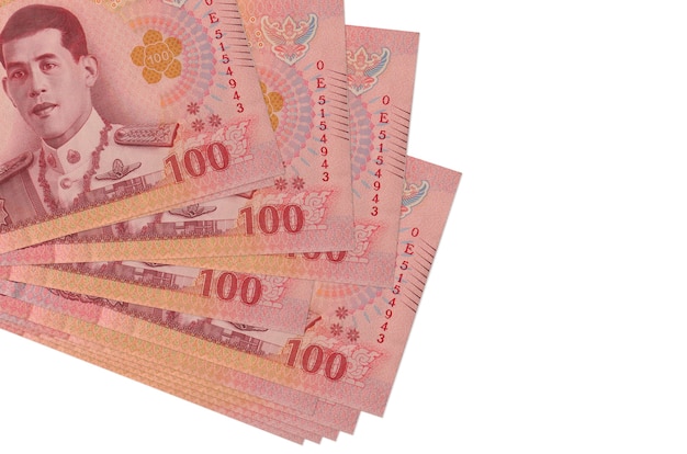 Billetes de baht tailandés sobre un fondo blanco.