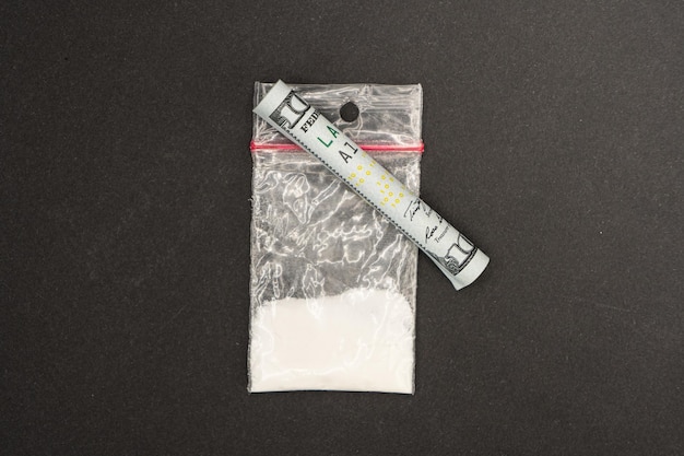 Billetes, bolsas de plástico que contienen cocaína.