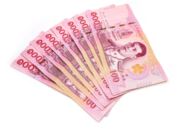 Billetes de cien baht sobre un fondo blanco billetes de banco tailandés dinero tailandés finanzas empresariales