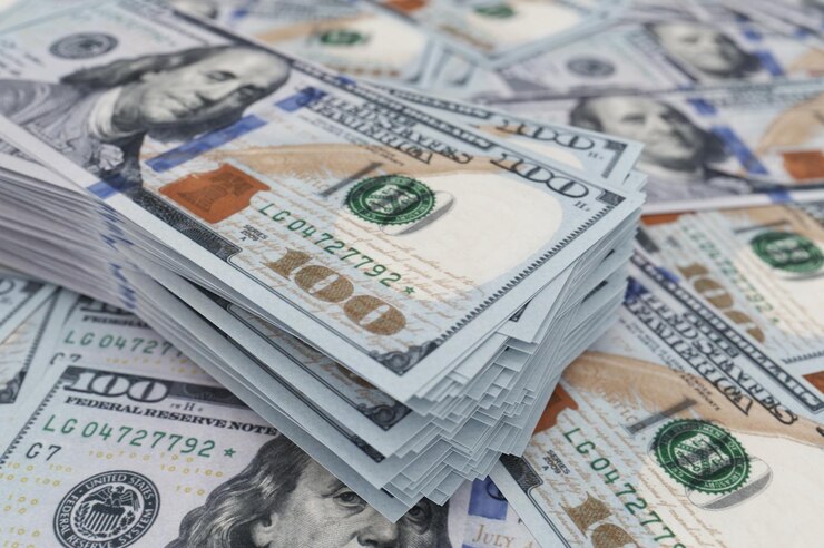 Billetes de cien dólares sobre fondo de dólares