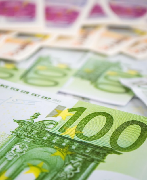 Billetes de cien euros cerrar