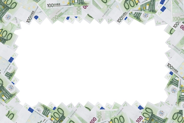 Los billetes de cien euros utilizados como marco, con espacio vacío. Marco de dinero de billetes en euros aislado sobre fondo blanco. Copie el espacio. lugar para el texto. el formulario, en blanco para el diseño. copyspace.