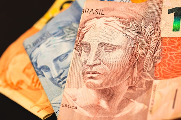 Billetes de dinero real brl brasil en fotografía de cerca con fondo negro