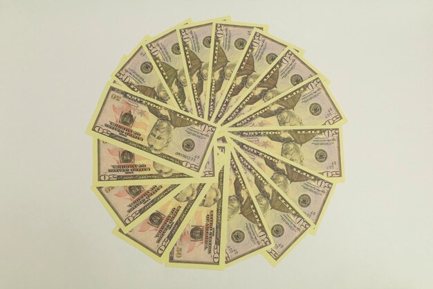 Los billetes de dinero yacen sobre un fondo blanco.