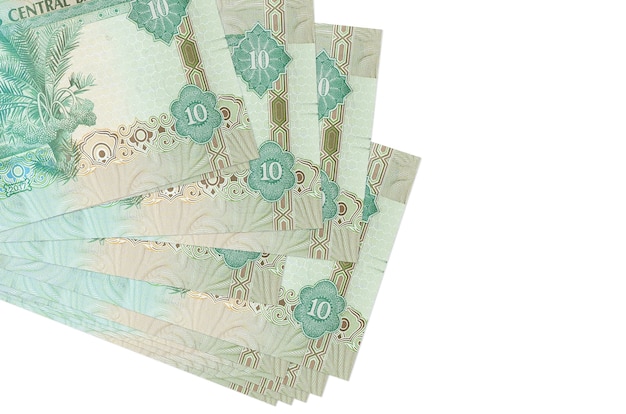 Billetes de dirhams de los Emiratos Árabes Unidos sobre un fondo blanco.