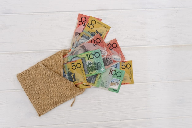 Billetes de dólar australiano con sobre de material sobre fondo claro