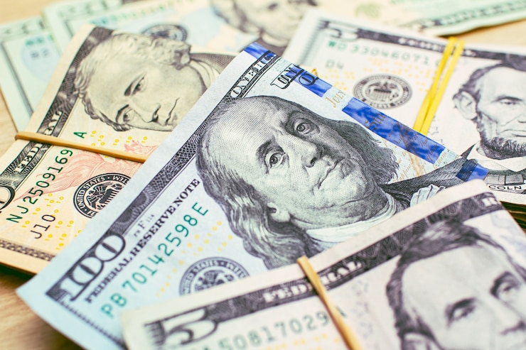 Foto billetes de dólar estadounidense en una mesa de madera en fotografía en primer plano