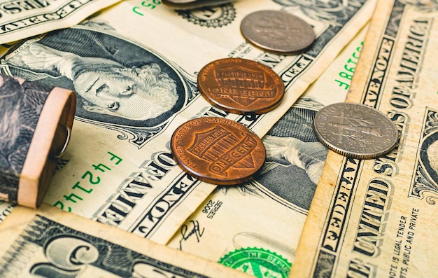 Billetes de dólar estadounidense y pocos centavos en la foto en primer plano