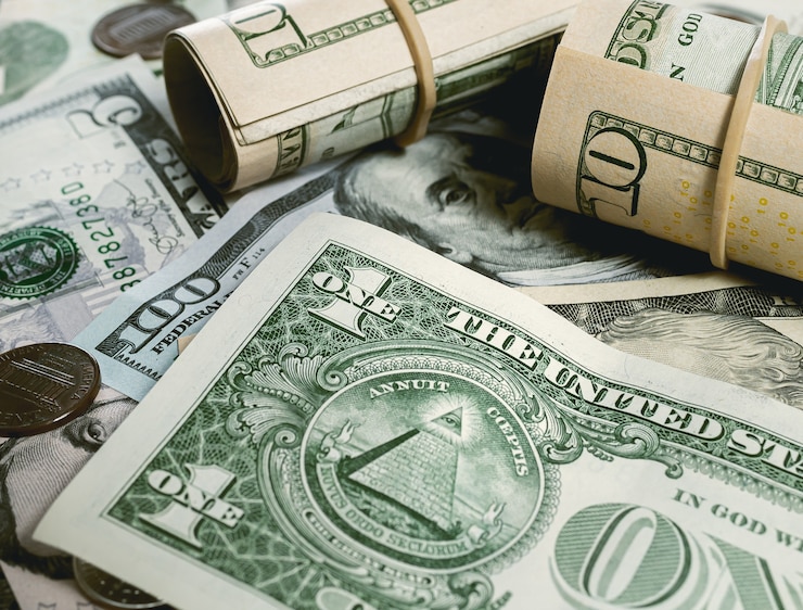 Foto billetes de un dólar estadounidense en primer plano en un entorno oscuro