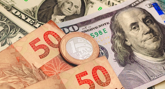 Billetes de dólar estadounidense y real brasileño para el concepto de mercado de divisas