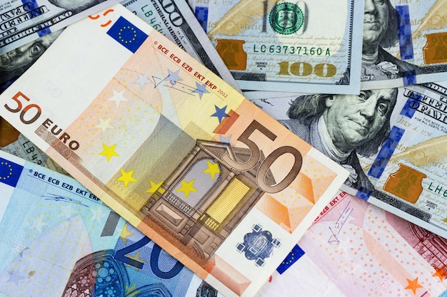 Billetes de dólar y euro como fondo