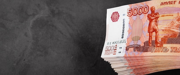 Billetes en efectivo rusos de cinco mil rublos