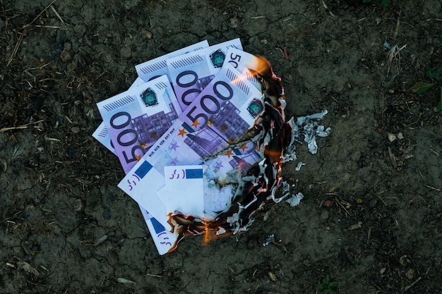 Los billetes se están quemando en el suelo Concepto de crisis financiera