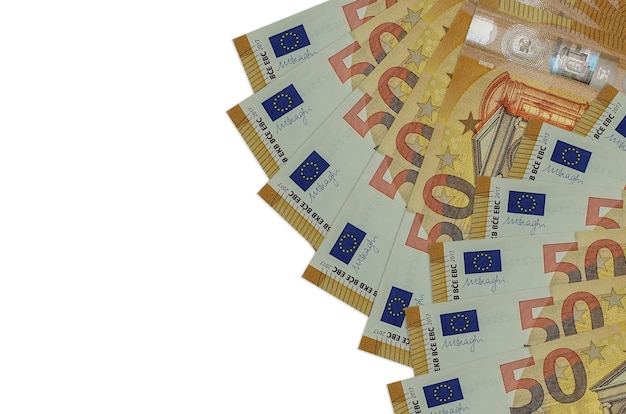 Foto billetes de euro se encuentra aislado sobre fondo blanco.