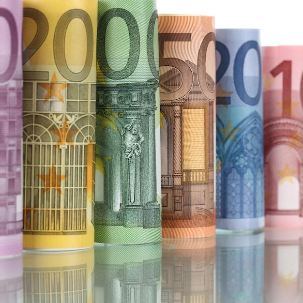Billetes de euro enrollados en una fila