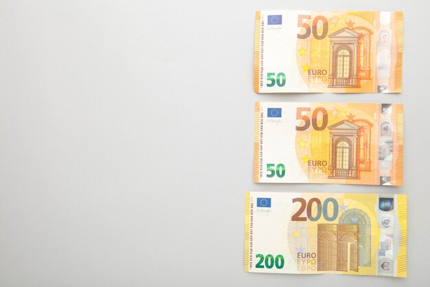 Billetes de euro sobre fondo gris.