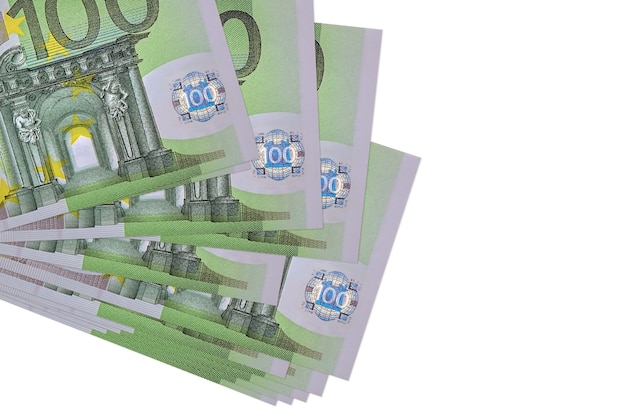 Billetes de euro tendido en un pequeño montón o paquete sobre superficie blanca