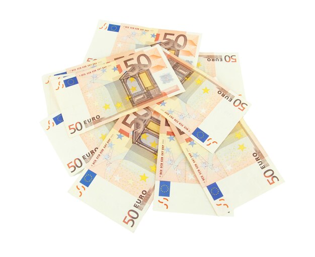 Billetes en euros aislado en un blanco