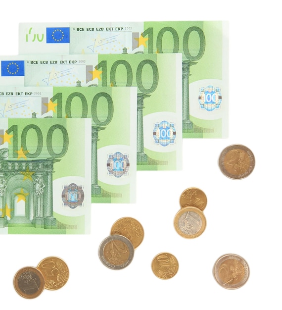 Billetes en euros y céntimos de euro aislados en blanco