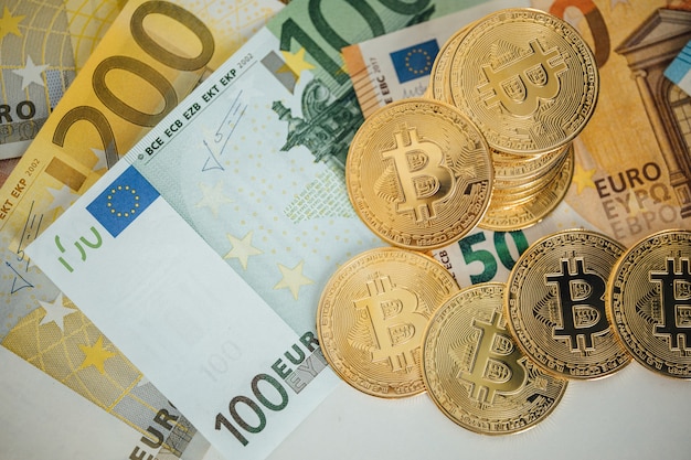 Billetes en euros y concepto de inversión en criptomonedas Bitcoin. Euro Money y Crypto moneda moneda bitcoin dorada.