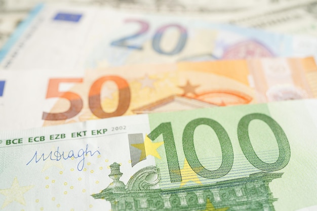 Billetes en euros y dólares estadounidenses dinero en efectivo financian el concepto de mercado de intercambio de negocios bancarios económicos