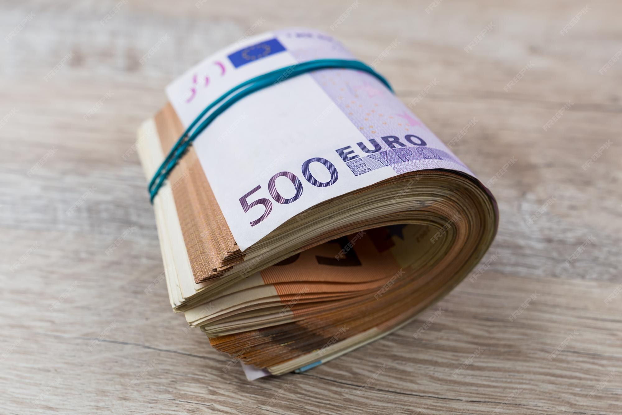 Billetes En Euros En Un Paquete Aislado En La Mesa Foto Premium billetes-en-euros-en-un-paquete-aislado-en-la-mesa-foto-premium