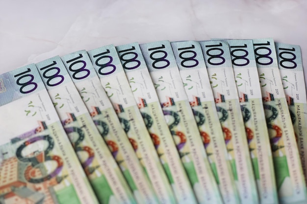 Billetes forrados de 100 rublos bielorrusos sobre un fondo gris
