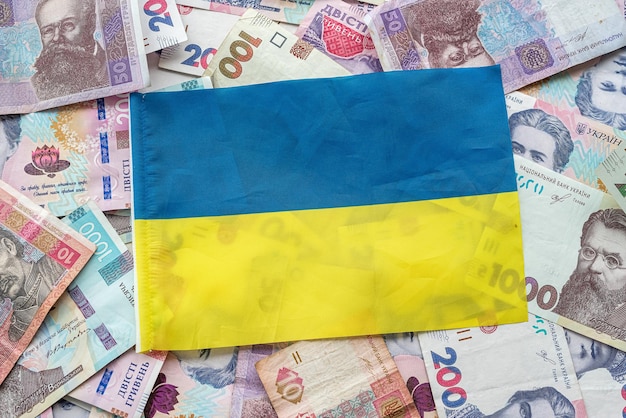 Billetes de hryvnia ucranianos en la bandera nacional de Ucrania