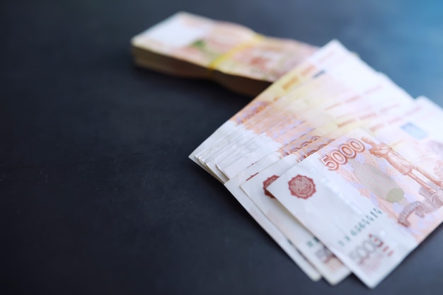 Billetes con inscripción cinco mil rublos dinero ruso valor nominal de cinco mil rublos C