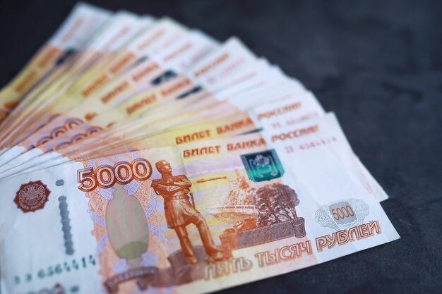 Billetes con inscripción "cinco mil rublos". Valor nominal del dinero ruso de cinco mil rublos. Primer plano de rublos rusos. El concepto de Finanzas Antecedentes y textura del dinero